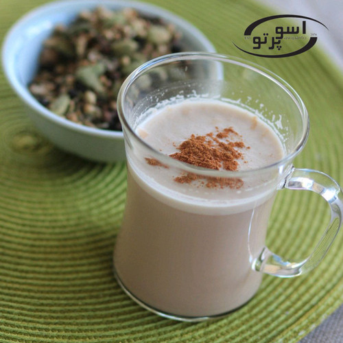 چای لاته کارامل گرم با بافت کرمی و طعم شیرین کارامل مناسب نوشیدنی روزانه و پذیرایی